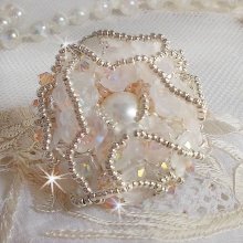 Ring Bouquet d'un Jour bestickt mit Luzitlilien, Kreisel in Swarovski-Kristall, Perlmuttcabochon mit Silber- und Lachsrocaillen